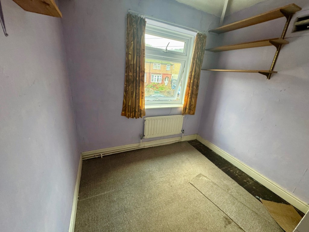Lot: 150 - THREE-BEDROOM SEMI-DETACHED HOUSE FOR IMPROVEMENT - Bedroom 3